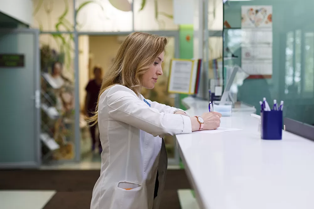 Олигоменорея: причины, симптомы и лечение