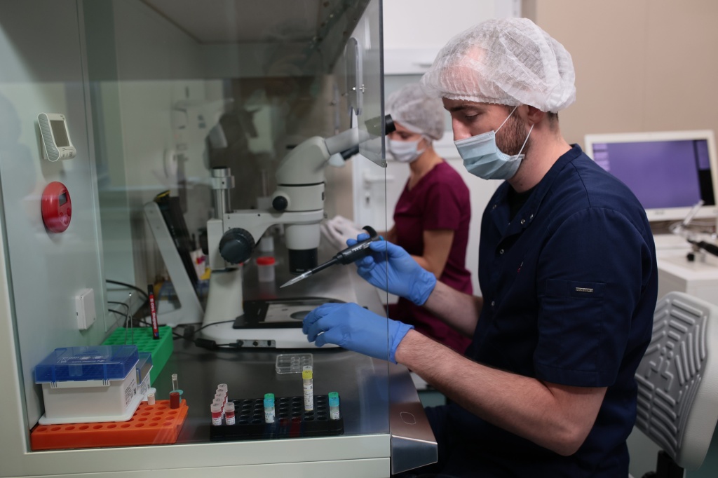 Можно ли забеременеть с полипом в матке: когда можно ждать, а когда удалять